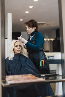 Friseurin beim Färben der Haare ihrer Kunden in Schweden - FOLF10016