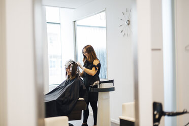 Friseurin beim Färben der Haare ihrer Kunden in Schweden - FOLF10017