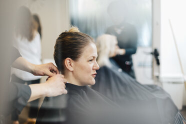 Hairdressing client with wet hair in Sweden - FOLF10018