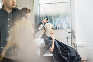 Hairdresser coloring clients hair in Sweden - FOLF10019