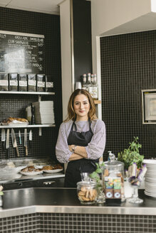 Porträt eines Barista hinter dem Tresen eines Cafés - FOLF10026