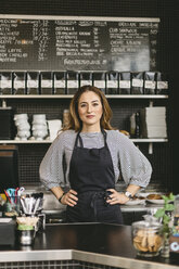 Porträt eines Barista hinter dem Tresen eines Cafés - FOLF10028