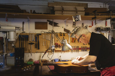 Handwerker in der Gitarrenbauwerkstatt - FOLF10078