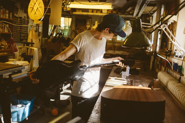 Handwerker in der Gitarrenbauwerkstatt - FOLF10079