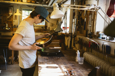 Handwerker in der Gitarrenbauwerkstatt - FOLF10080