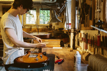 Handwerker in der Gitarrenbauwerkstatt - FOLF10083