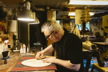 Handwerker in der Gitarrenbauwerkstatt - FOLF10089