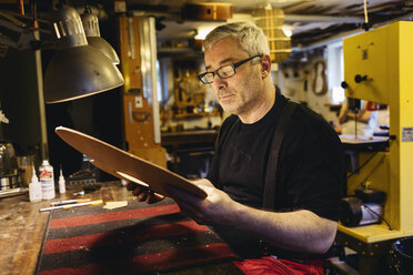 Handwerker in der Gitarrenbauwerkstatt - FOLF10090