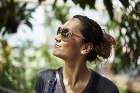 Frau mit Sonnenbrille in Brooklyn, New York - FOLF10104