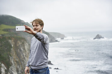 Mann macht Selfie in Big Sur in Kalifornien, USA - FOLF10118