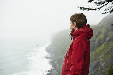 Mann steht auf einer Klippe in Big Sur in Kalifornien, USA - FOLF10120