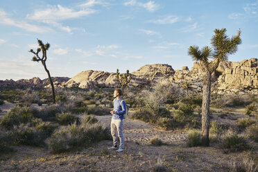 Mittlerer Erwachsener, stehend im Joshua Tree National Park, USA - FOLF10127