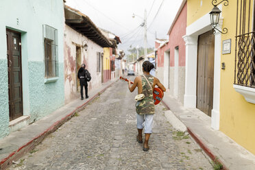 Mann auf der Straße mit Gitarre in Guatemala - FOLF10136