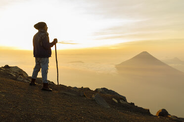 Mann beim Bergwandern in Guatemala - FOLF10142