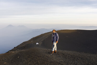 Mann beim Bergwandern in Guatemala - FOLF10144