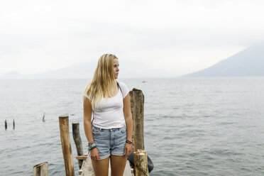 Frau auf Pier am Atitlansee, Guatemala - FOLF10150