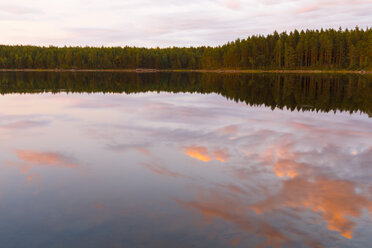 Sonnenuntergang über dem See Skiren, Schweden - FOLF10158