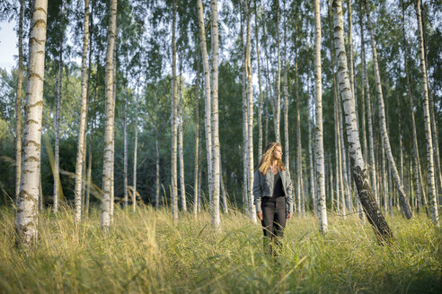 Teenager-Mädchen im Wald in Vaderstad, Schweden - FOLF10160