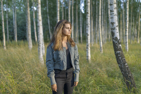 Teenager-Mädchen im Wald in Vaderstad, Schweden - FOLF10161