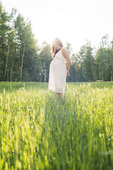 Schwangere Frau auf einem Feld - FOLF10167