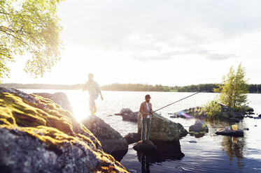 Freunde beim Angeln an einem See in Dalarna, Schweden - FOLF10174
