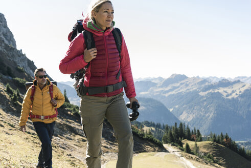 Österreich, Tirol, Paar beim Wandern in den Bergen - UUF16331