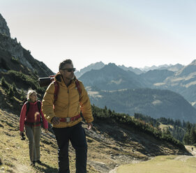 Austria, Tyrol, couple hiking in the mountains - UUF16333
