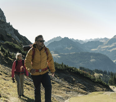 Österreich, Tirol, Paar beim Wandern in den Bergen - UUF16333