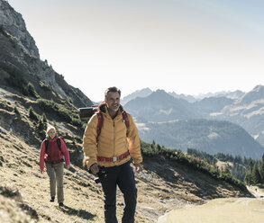 Austria, Tyrol, couple hiking in the mountains - UUF16334