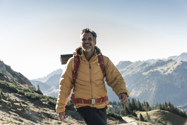 Österreich, Tirol, glücklicher Mann beim Wandern in den Bergen - UUF16335