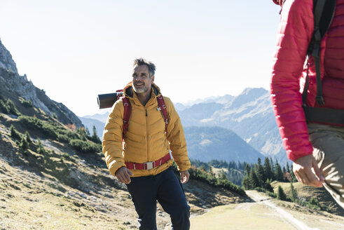 Österreich, Tirol, lächelnder Mann mit Frau beim Wandern in den Bergen - UUF16336