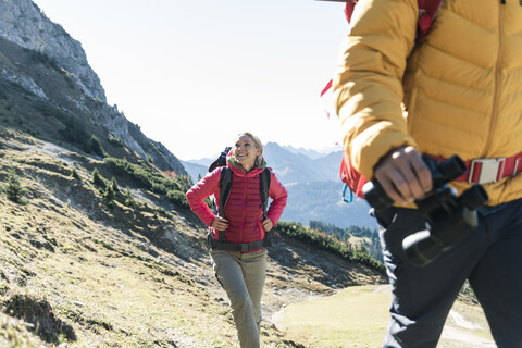 Österreich, Tirol, lächelnde Frau mit Mann beim Wandern in den Bergen, lizenzfreies Stockfoto