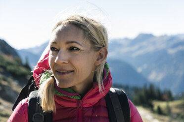 Österreich, Tirol, Porträt einer lächelnden Frau bei einer Wanderung in den Bergen - UUF16348