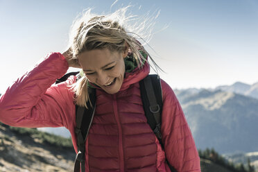 Österreich, Tirol, glückliche Frau auf einer Wanderung in den Bergen - UUF16350