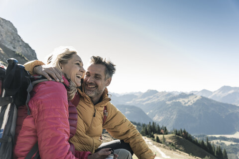 Österreich, Tirol, glückliches Paar bei einer Pause während einer Wanderung in den Bergen, lizenzfreies Stockfoto