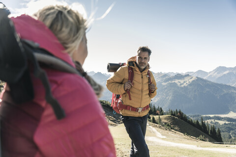 Österreich, Tirol, Mann mit Frau beim Wandern in den Bergen, lizenzfreies Stockfoto