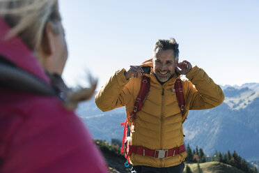 Österreich, Tirol, glücklicher Mann mit Frau beim Wandern in den Bergen - UUF16362