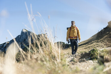 Österreich, Tirol, Mann beim Wandern in den Bergen - UUF16367