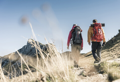 Österreich, Tirol, Paar beim Wandern in den Bergen, lizenzfreies Stockfoto