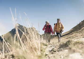 Österreich, Tirol, Paar beim Wandern in den Bergen - UUF16369