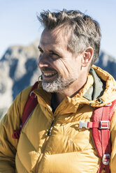 Österreich, Tirol, Porträt eines lächelnden Mannes bei einer Wanderung in den Bergen - UUF16373