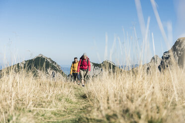 Österreich, Tirol, Paar beim Wandern in den Bergen - UUF16375