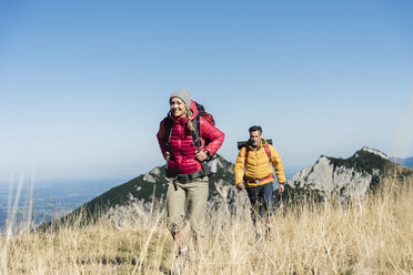 Österreich, Tirol, Paar beim Wandern in den Bergen - UUF16376