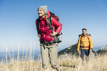 Austria, Tyrol, couple hiking in the mountains - UUF16377