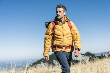 Österreich, Tirol, Mann beim Wandern in den Bergen - UUF16379