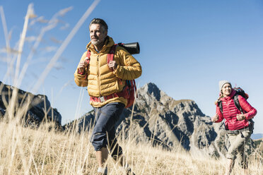 Österreich, Tirol, Paar beim Wandern in den Bergen - UUF16380