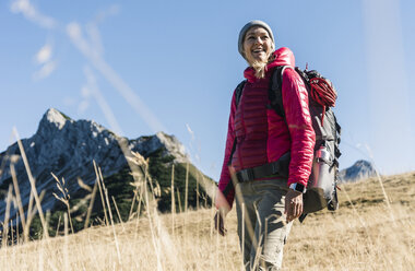 Österreich, Tirol, glückliche Frau auf einer Wanderung in den Bergen - UUF16381