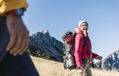 Austria, Tyrol, happy woman with man hiking in the mountains - UUF16382