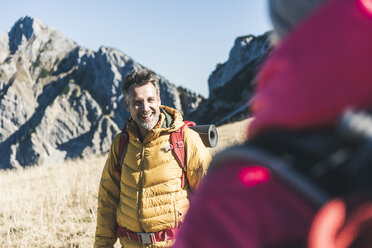 Österreich, Tirol, glücklicher Mann mit Frau beim Wandern in den Bergen - UUF16383