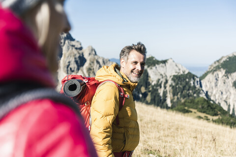 Österreich, Tirol, lächelnder Mann mit Frau beim Wandern in den Bergen, lizenzfreies Stockfoto